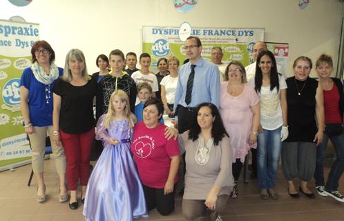 Monsieur Ariztoy (directeur du Magasin), Isabelle Decitre et les employés, avec les enfants et  bénévoles de l'association lors de la journée  du 8 juin à l'hypermarché Carrefour Ollioules.