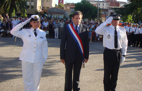Dépôt de gerbe au nom de la municipalité par Jean-Sébastien Vialatte, le commissaire Michel Malléa et le lieutenant de vaisseau Catia Siau.