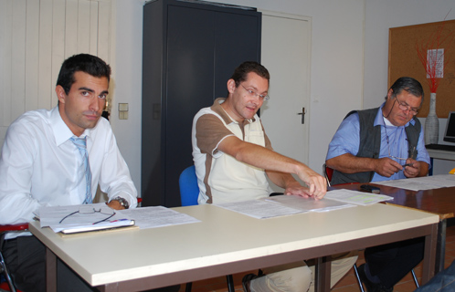 De droite à gauche : Damien Guttierez (UMP), Erik Tamburi (Nouveau Centre) et Gérard Navarro (MPF) lors de la conférence de presse de l’opposition du 8 octobre 2009.