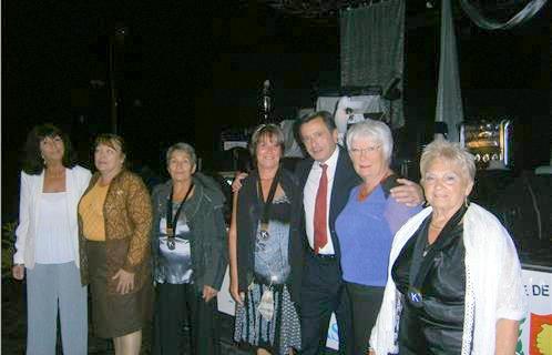 Jean-Sébastien Vialatte avec les membres du club: à sa droite Michèle Janot, la présidente sortante et à sa gauche, Michèle Pichelin,  la nouvelle présidente