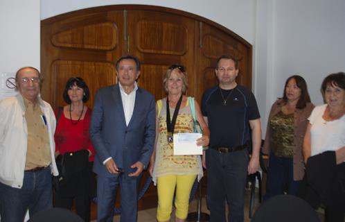 Remise d'un chèque de 1.000 euros pour APACA en présence du député maire.