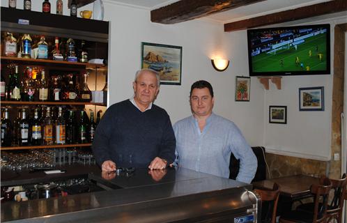 Raymond Gonzalez, gérant du bar Le central et Didier Corazza, président de Six-Fours Dynamique