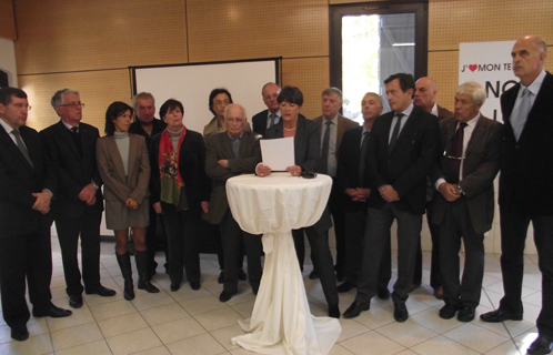 Tous les élus de l'ouest Var étaient réunis jeudi au Plan du Castellet pour marquer leur opposition au projet de LGV mené par RFF. 