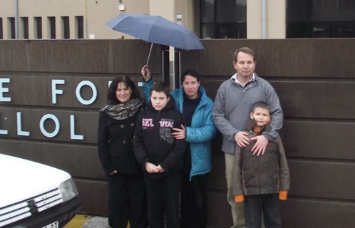 La famille Bonifay avec l'auxiliaire de vie scolaire devant le collège Font de Fillol.